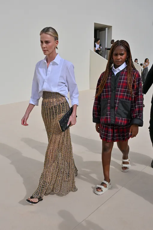 Шарлиз Терон с дочерью на модном показе