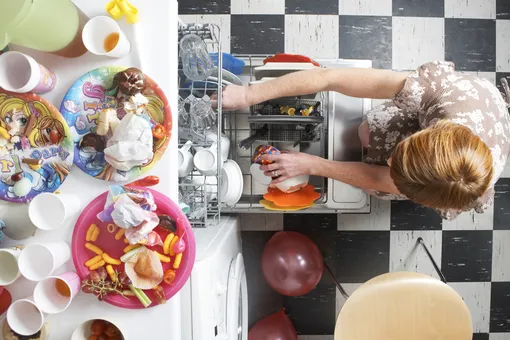 Можно ли включать посудомоечную машину два раза в день и нужно ли споласкивать посуду до загрузки?
