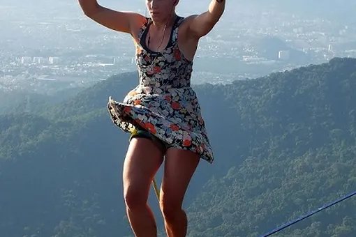 Девушка на каблуках прошла по канату на высоте 840 метров