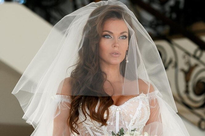 Беременная Татьяна Терешина объяснила выбор откровенных нарядов на свадьбе