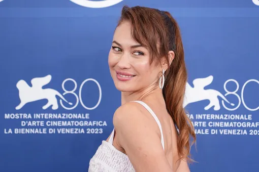 Редкий выход Ольги Куриленко: актриса появилась в платье с глубоким декольте на Венецианском кинофестивале