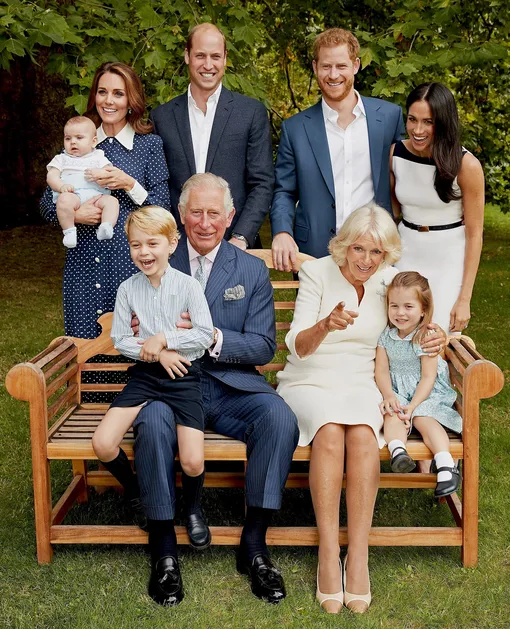 Официальное фото британской королевской семьи в честь 70-летия принца Чарльза