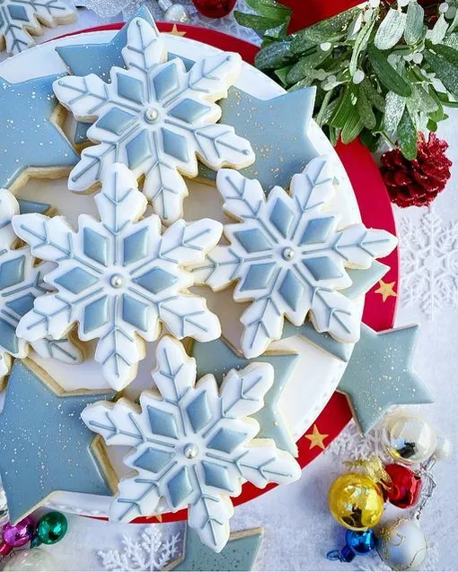 Пример сахарного печенья с синей глазурью в форме снежинки
