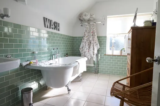 26 крутых идей и дизайнов плитки для ванной комнаты, которые легко повторить в вашей квартире