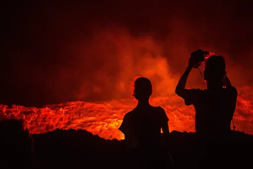 Пощекотал нервы: турист рискнул жизнью ради редких селфи с вулканической лавой