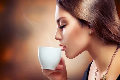 Женщина пьёт кофе, как разогнать метаболизм женщине