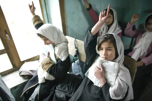 Девочки на уроке в школе Кабула, 2016