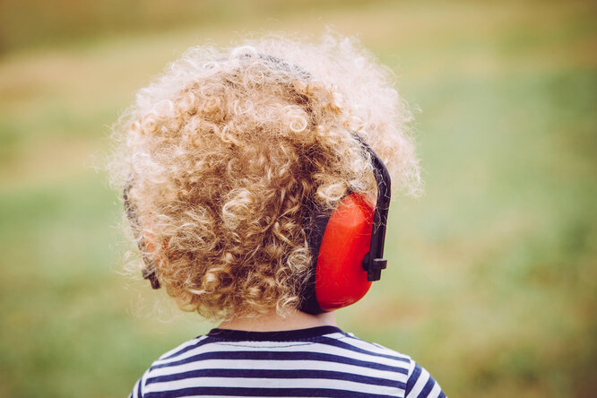 Они слышат, но не понимают услышанного: как нарушение слухового восприятия влияет на поведение и учёбу детей
