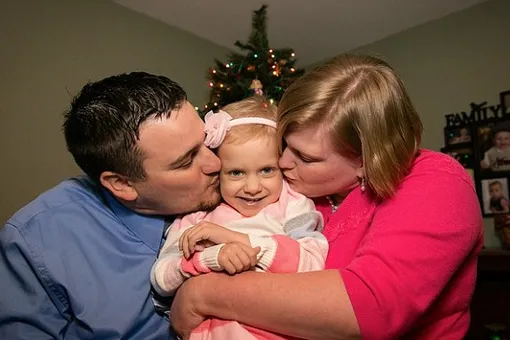 Больная раком девочка отмечает Рождество каждый уикенд, потому что не доживет до праздника
