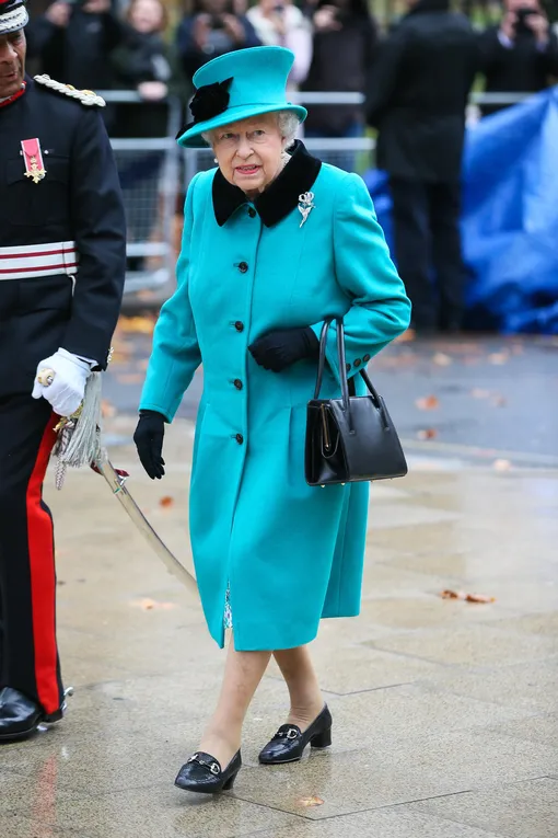 Королева Елизавета II никогда не расстается со своей сумочкой