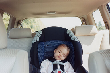 Ребёнок в машине летом: почему это опасно и как избежать трагедии