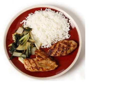 Тарелка с рисом, стейками и зеленью, которая помогает худеть без диет и спорта