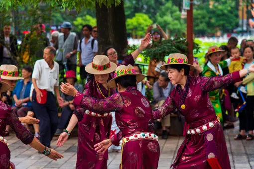 В Китае эпидемия танцующих бабушек; соседи нашли оригинальный способ победить их