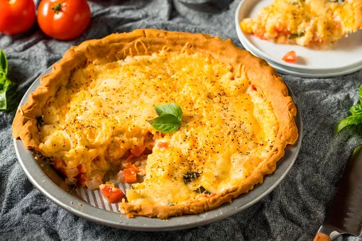 Рецепт закусочного пирога с помидорами и сыром
