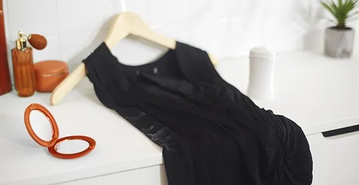 Как удалить пятна от дезодоранта с чёрной одежды и с цветных вещей