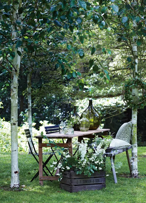 стол в саду, стулья, деревья, бутыль, букет