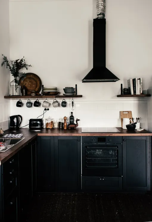 Возможно, вашим выбором станет чёрная, синяя или серая кухня? фото