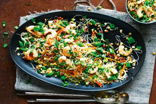 Креветки по-тайски с проростками — необычная еда