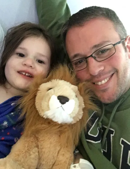 Лена с папой и ее любимым львом, символизирующим храбрость девочки