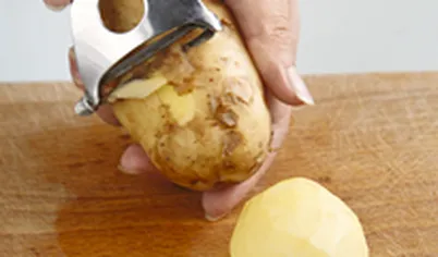 Молодой картофель очистите овощечисткой, нарежьте кружочками.