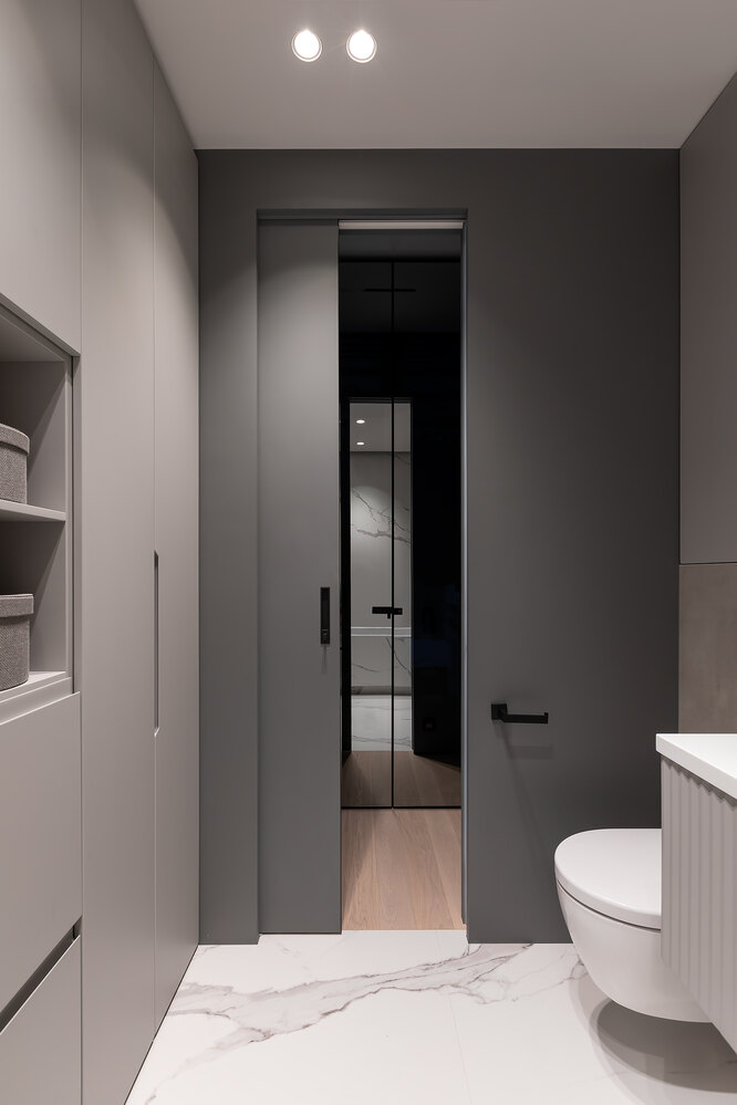 Раздвижная дверь в ванную комнату из мастер-спальни экономит полезную площадь.