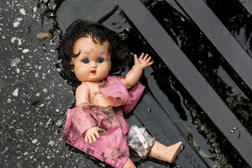 Оказалось, что не кукла. Дети нашли в реке выброшенного младенца