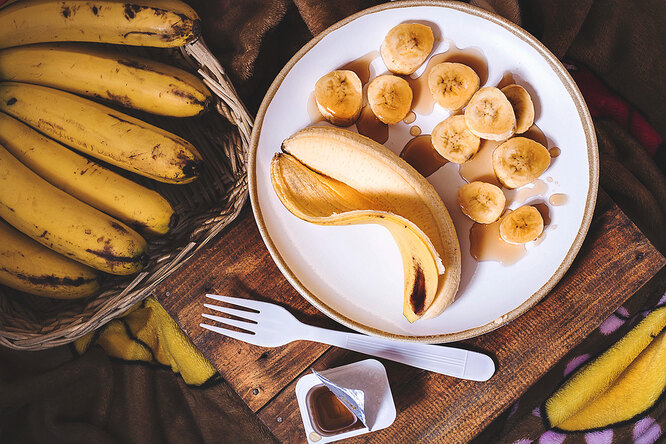 бананы на тарелке