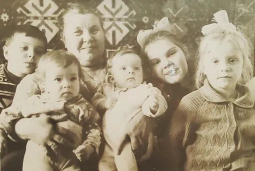 Бабушка Максима Фадеева со всеми внуками фото