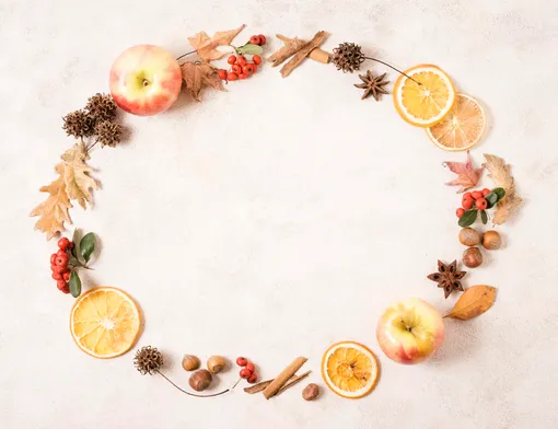 Добавьте к гирлянде из апельсинов другой природный декор: фрукты, ягоды, палочки корицы, анис, орехи и шишки