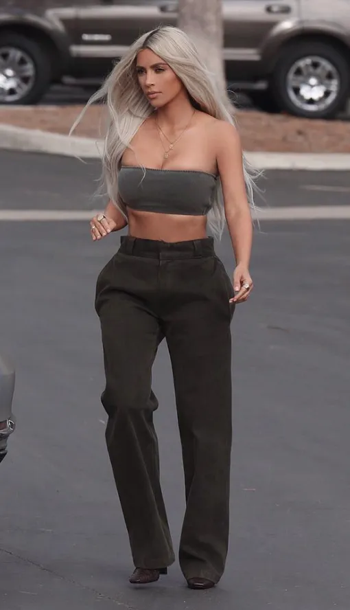 Ким Кардашьян в классических брюках