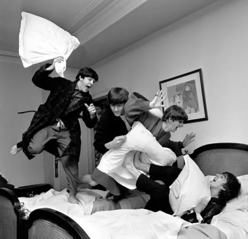 Гарри Бенсон «Битва подушками». 3 часа ночи. Отель George V. Париж 1964