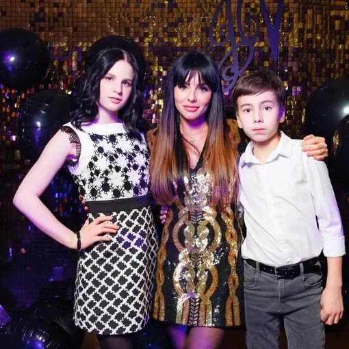Юлия Волкова с дочерью Викторией и сыном Самиром