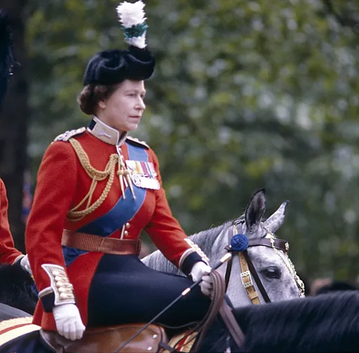 До 1987 года королева Елизавета II принимала участие в