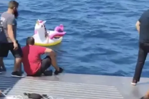 Экипаж парома спас девочку, которую унесло в море на надувном единороге