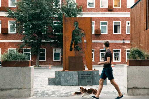 Памятник в Москве, посвященный курьерам и сотрудникам служб доставки