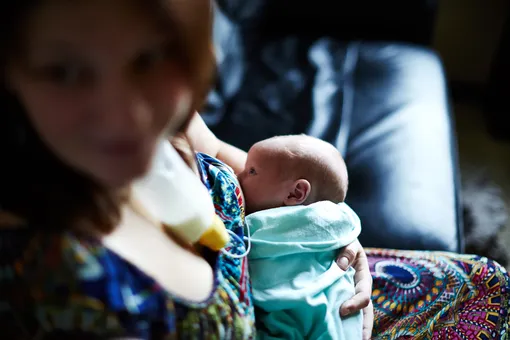 Женщина кормит малыша с помощью системы СНС