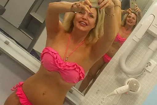 42-летняя Алла Довлатова похвасталась фигурой в бикини