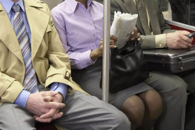 «Ноги подбери!» В городском транспорте Мадрида мужчинам запретили сидеть с раздвинутыми коленями