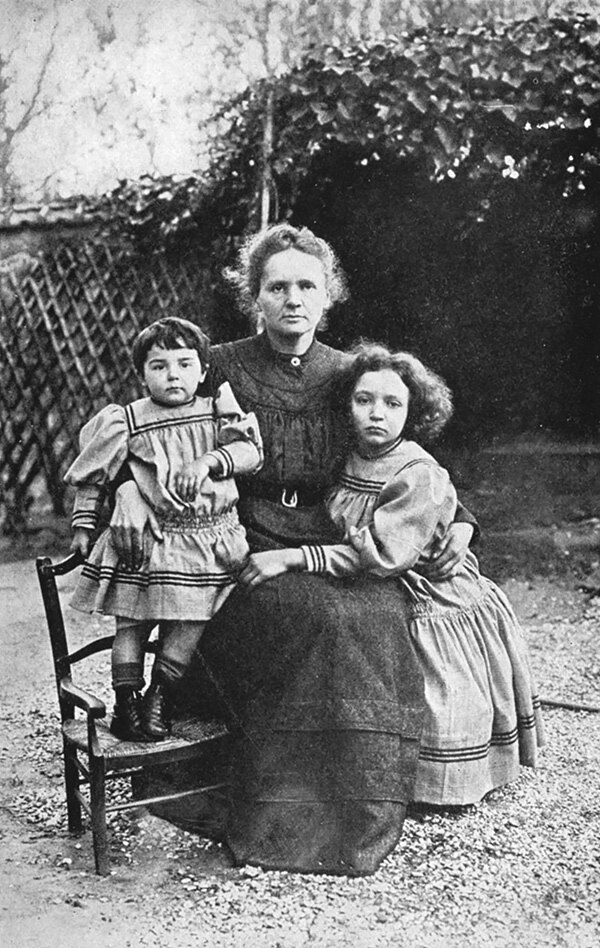 Мария с дочерьми Евой и Ирен, 1908 год