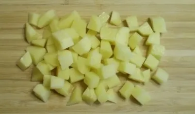 Картофель порежьте кубиками.