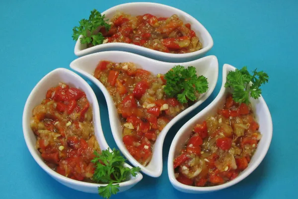 Салат "Хоравац" из запеченных баклажанов, помидоров и перца