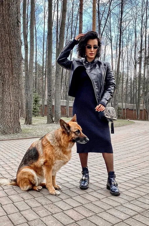 Тина Канделаки с в платье и косухе с собакой