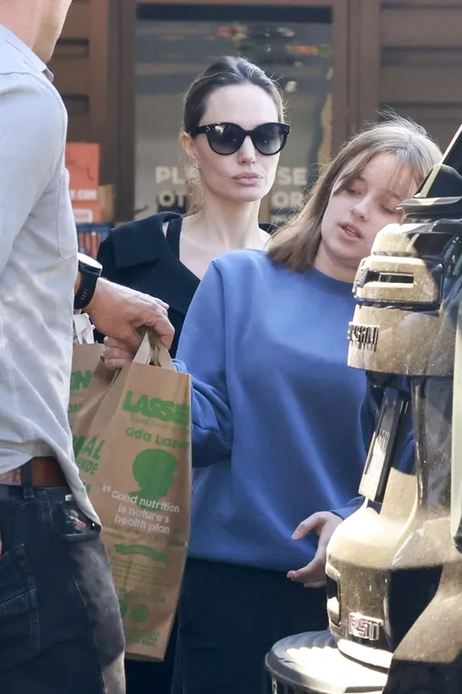 Анджелина Джоли с дочерью Вивьен после похода в продуктовый магазин