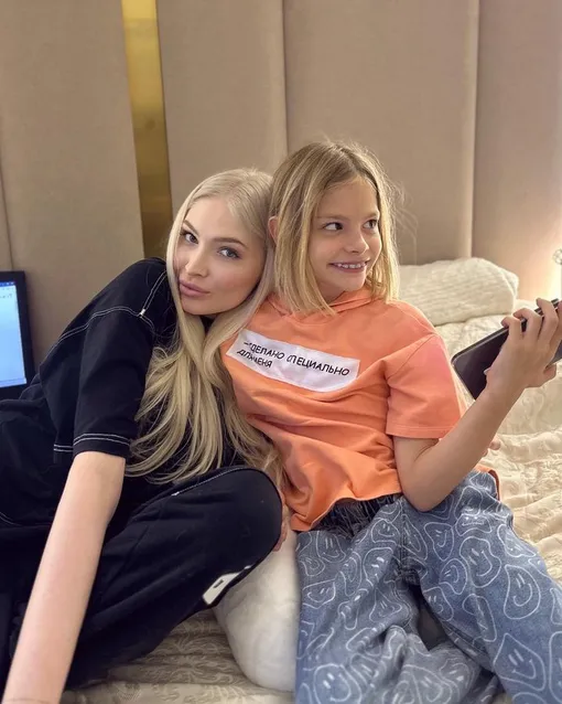 Алёна Шишкова с дочерью Алисой Юнусовой после выписки из клиники в конце июня 2023 года фото