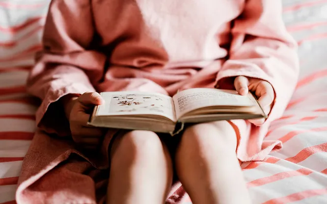 «Единственный способ делать все, что вам хочется, — это читать»: 80 лучших цитат о книгах для детей