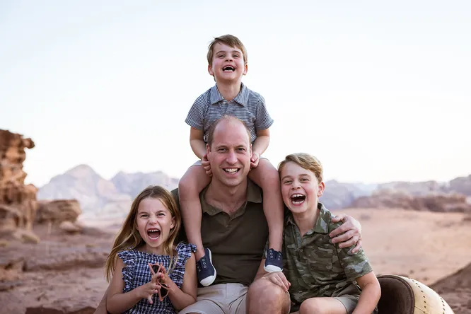 В честь Дня отца 18 июня 2022 года Кенсингтонский дворец поделился милым снимком принца Уильяма с тремя его детьми, включая счастливую принцессу Шарлотту