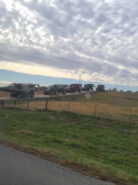 грузовики на поле
