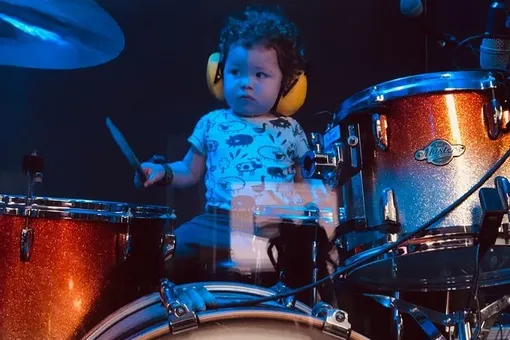 Малыш и его папа: двухлетний гений покорил мир игрой на барабанах, а папа — заботой о нем