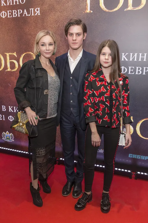 Марина Зудина с сыном и дочерью от брака с Олегом Табаковым