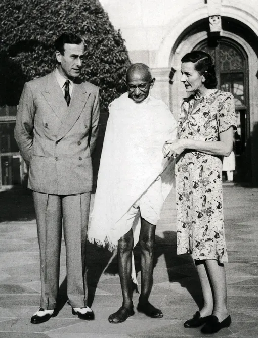 Луи Маунтбеттен с женой Эдвиной и Махатмой Ганди